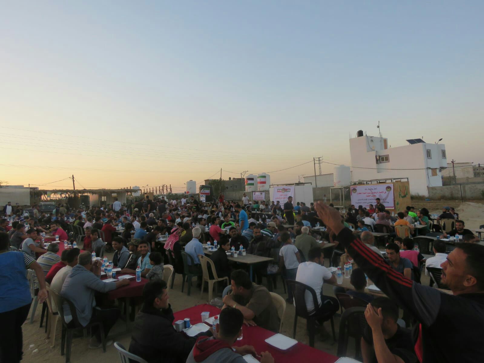 بالصور: لجنة إمداد الإمام الخميني واتحاد علماء المقاومة تطلقان المشروع الأكبر لإفطار الصائمين شرق غزة&nbsp;