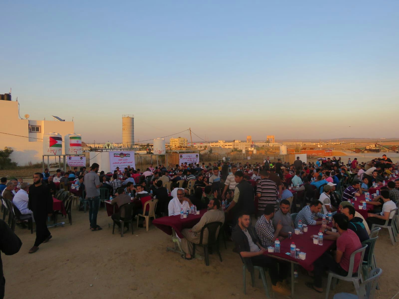 بالصور: لجنة إمداد الإمام الخميني واتحاد علماء المقاومة تطلقان المشروع الأكبر لإفطار الصائمين شرق غزة&nbsp;